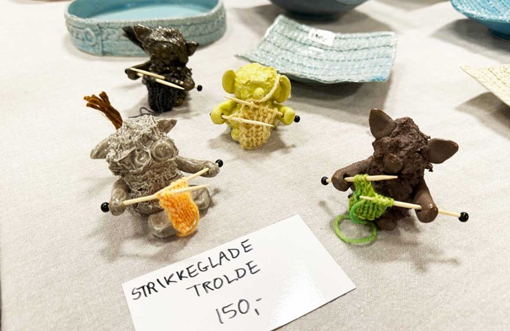 Strikkeglade trolde fra Keramiker Else Rasmussen
