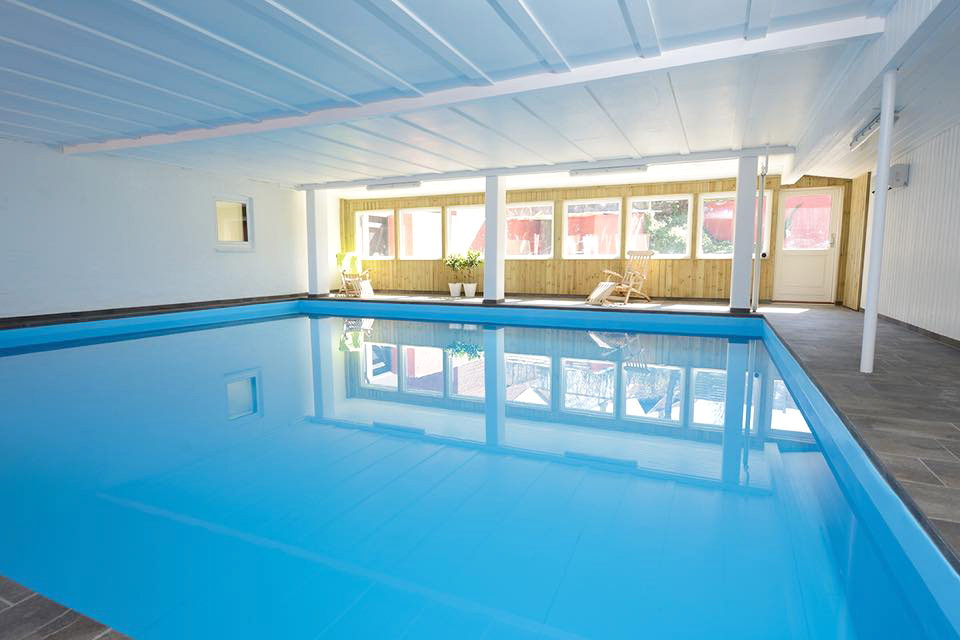 Tag en dukkert i hotellets indendørs svømmehal