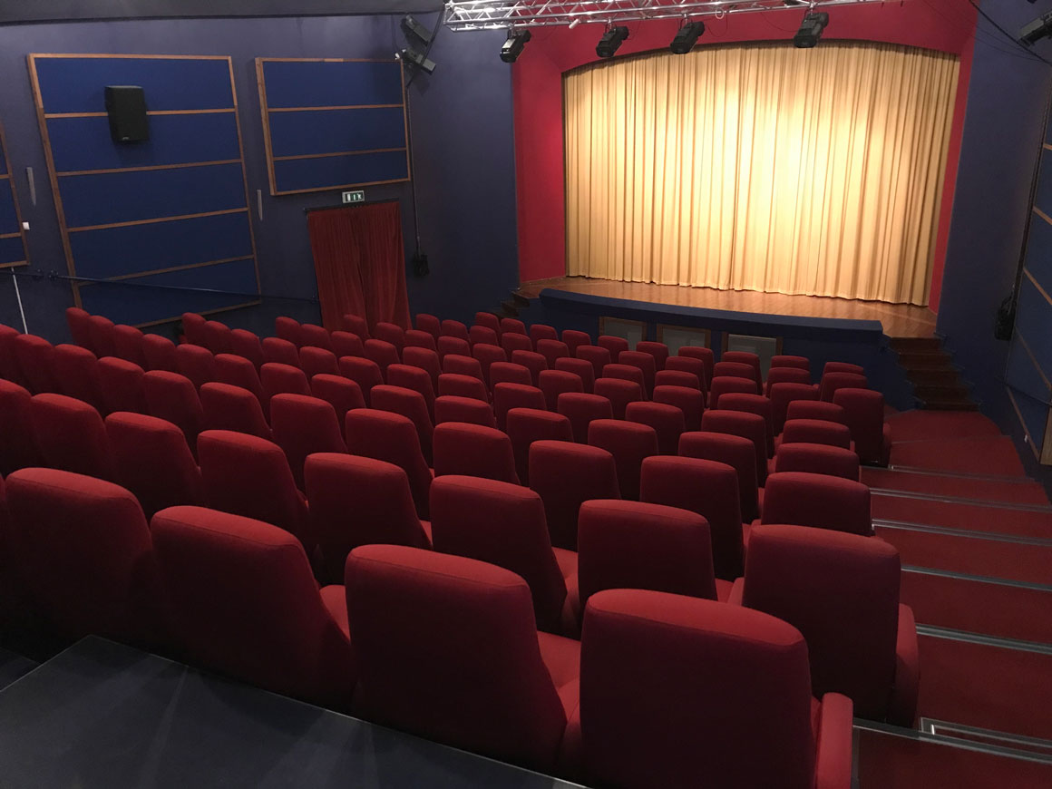 Hold møde eller konference i en biograf