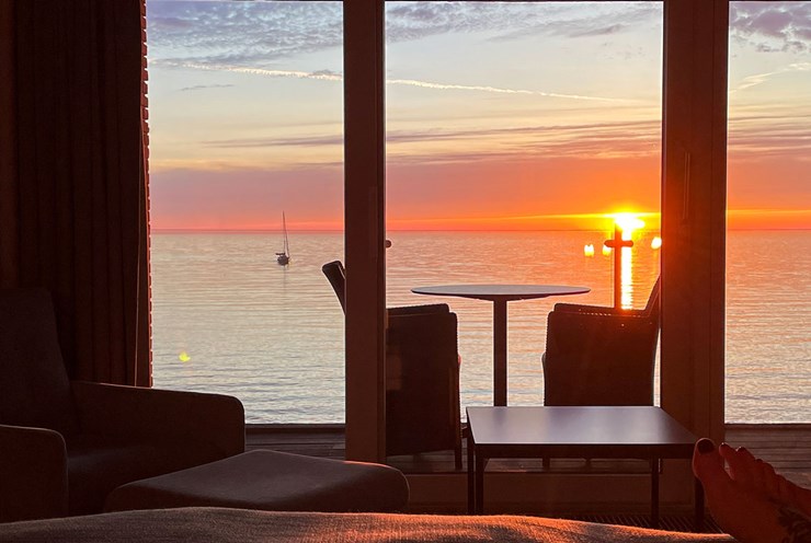 Vælg et værelse med havudsigt og nyd den fantastiske solnedgang