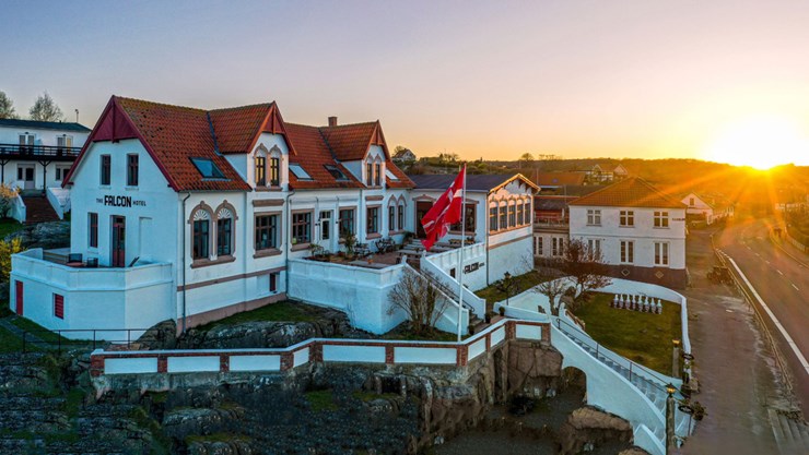 The Falcon Hotel er beliggende ved Sandvigs kyst