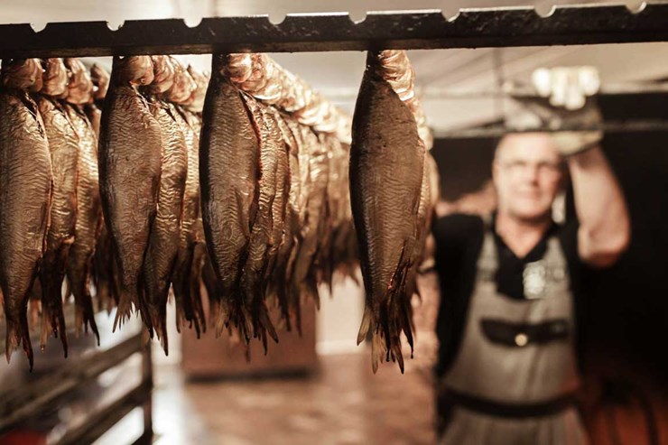 Smag en klassisk røget sild på et af Bornholms røgerier