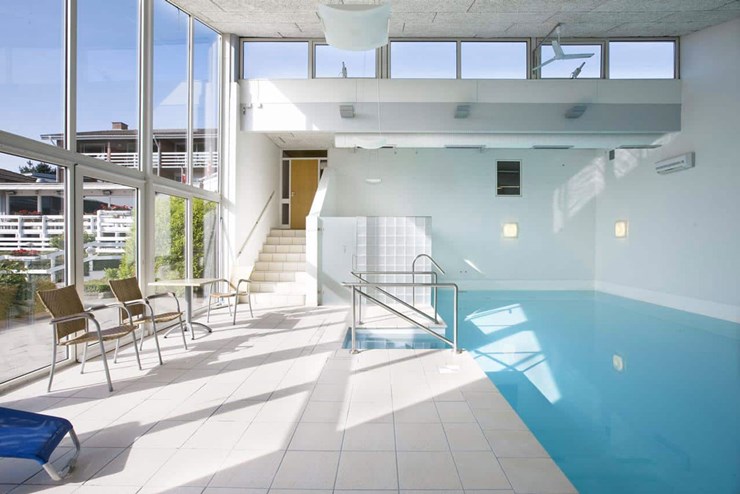 Tag en dukkert i hotellets indendørs pool-afdeling