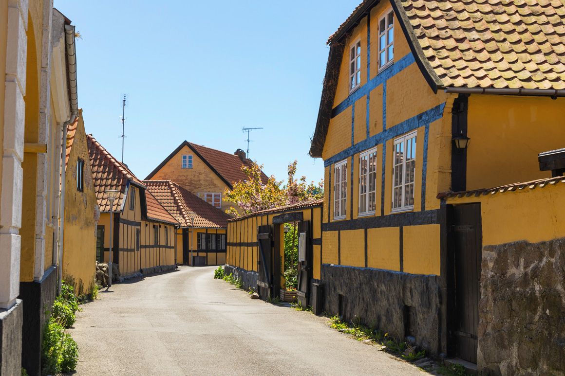 Tag en gåtur i de idylliske stræder i Allinge