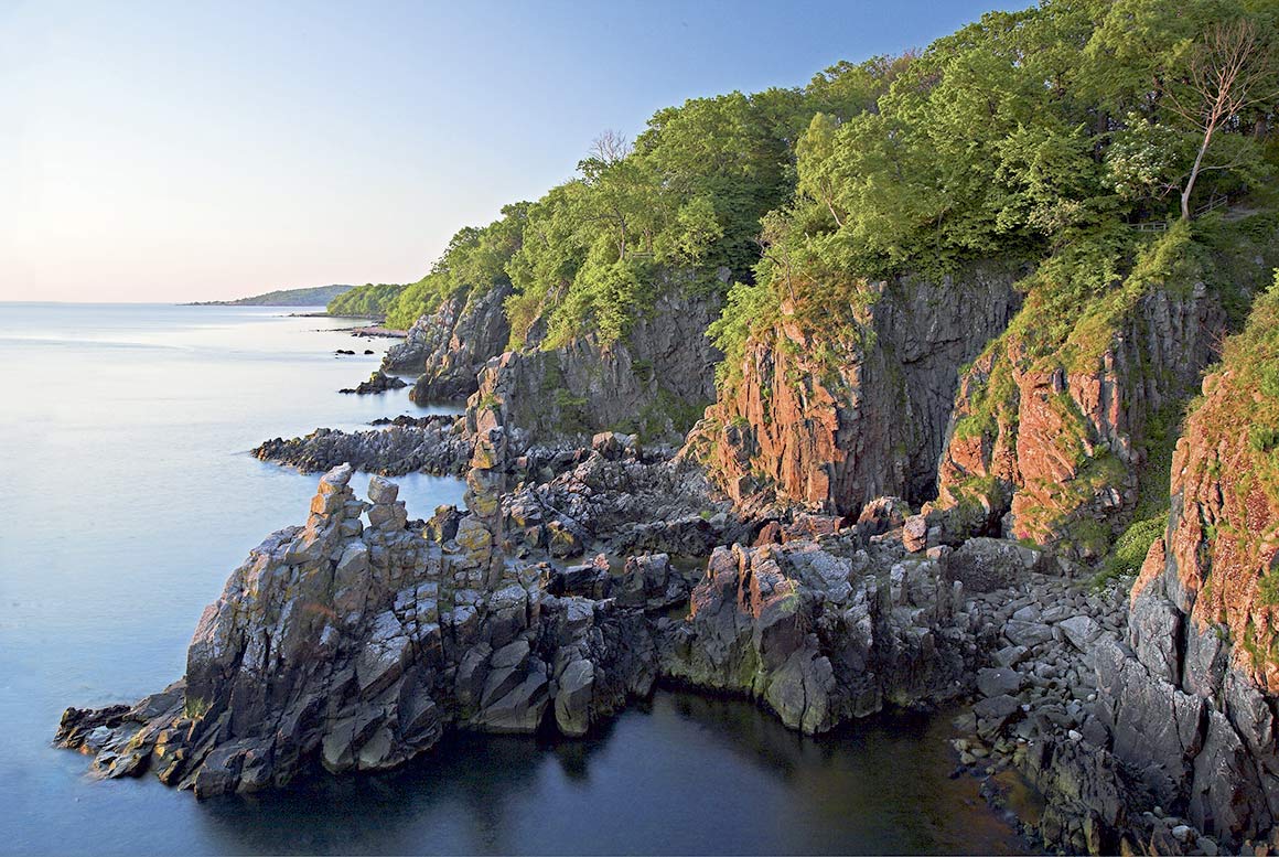 Udforsk de dramatiske klippeformationer på Bornholm