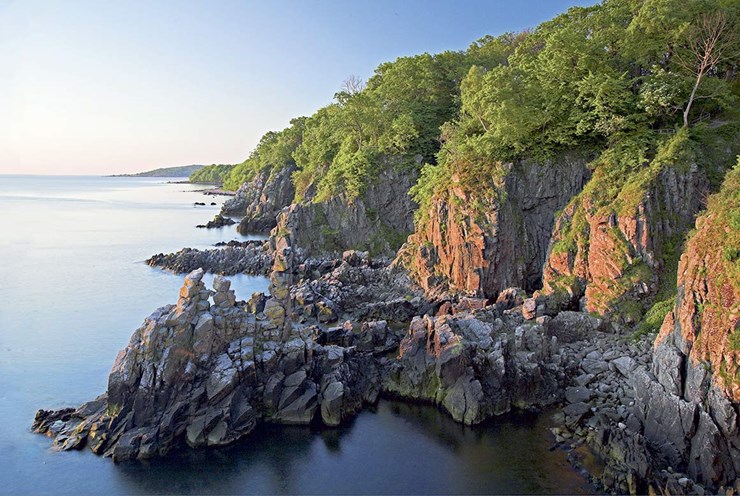 Udforsk de dramatiske klippeformationer på Bornholm