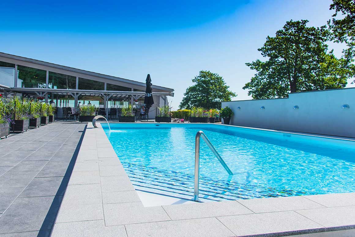 Hyg dig ved swimmingpoolen på Hotel Abildgård