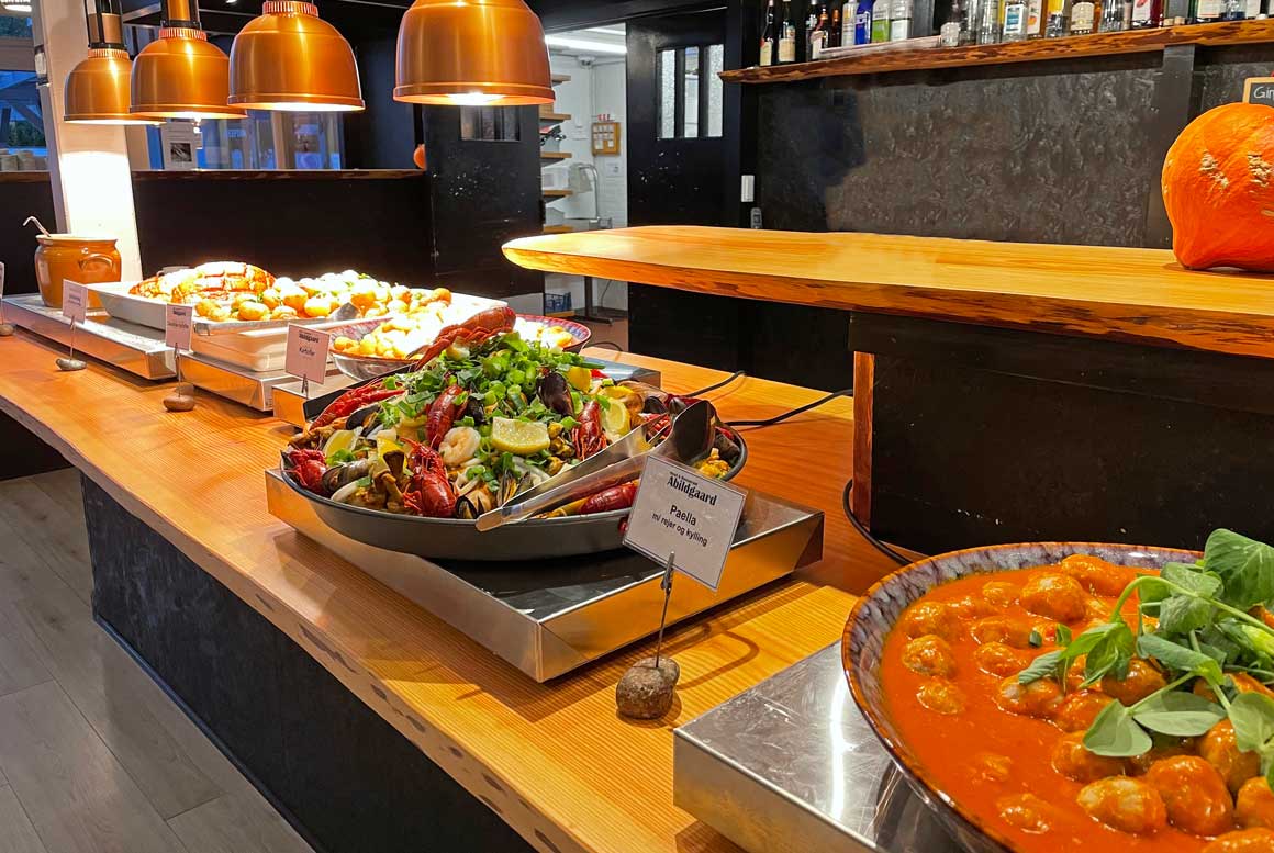 Nyd en lækker skiftende aftenbuffet hver aften