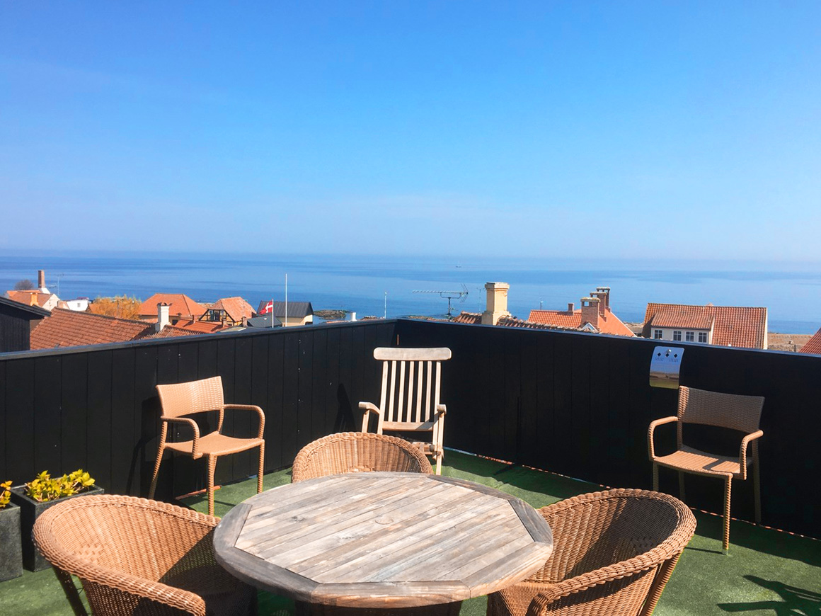 Nyd en stille stund på hotellets tagterrasser med flot udsigt til havet