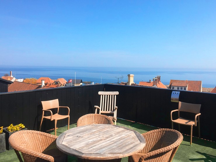 Nyd en stille stund på hotellets tagterrasser med flot havudsigt