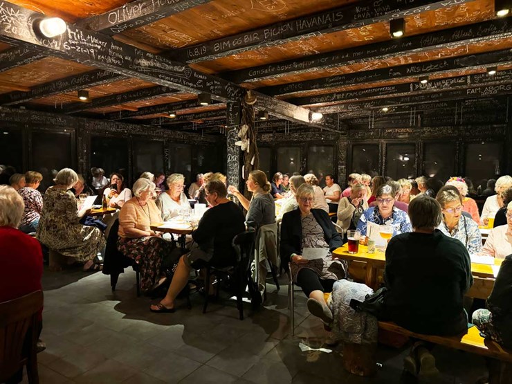 En hyggelig festmiddag på Allinge Røgeri med musik og sang