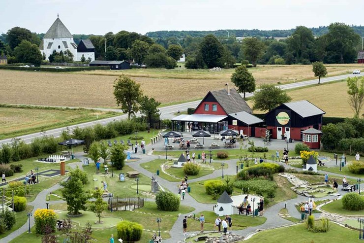 Minigolf er altid en populær familieaktivitet