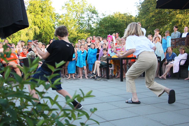 Poolparty med Bornholmsmesterskab i luftguitar