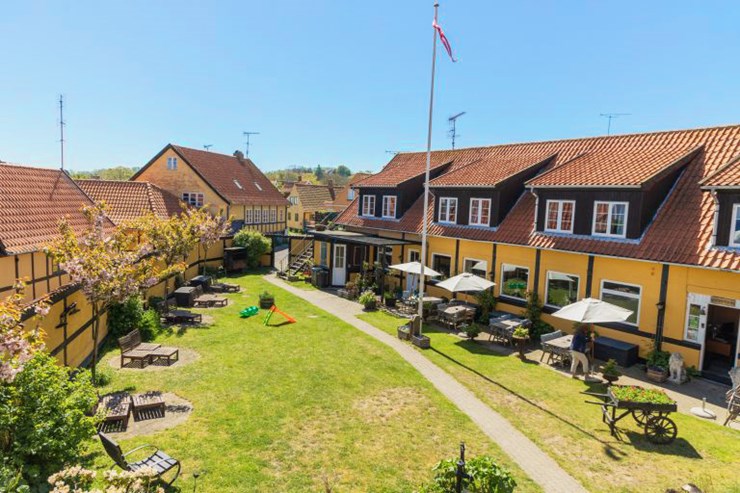 Slægtsgården er beliggende midt i Allinge