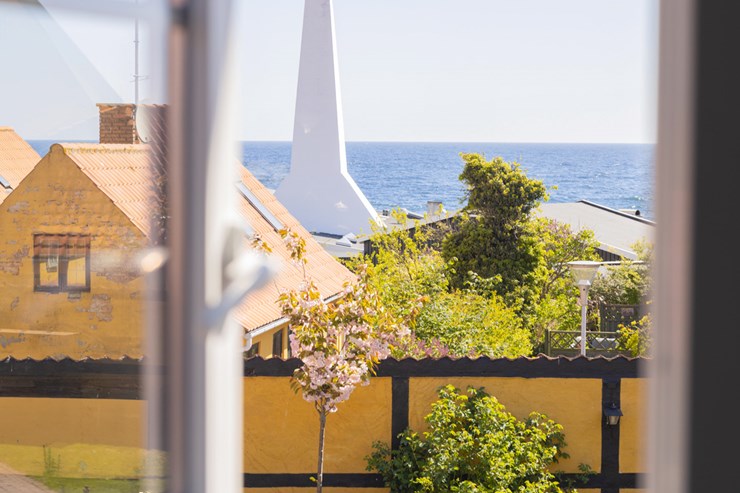 Slægtsgården er beliggende tæt på havet