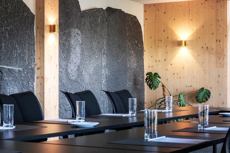 På Hotel GSH renser tæpper og gardiner luften i mødelokalet