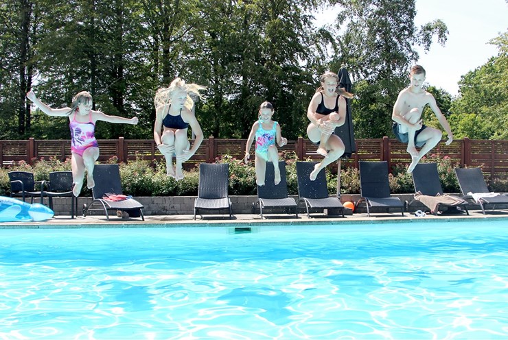 Glæd børnefamilierne med swimmingpool i Hasle Feriepark